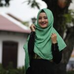padu padan gamis hitam dengan jilbab