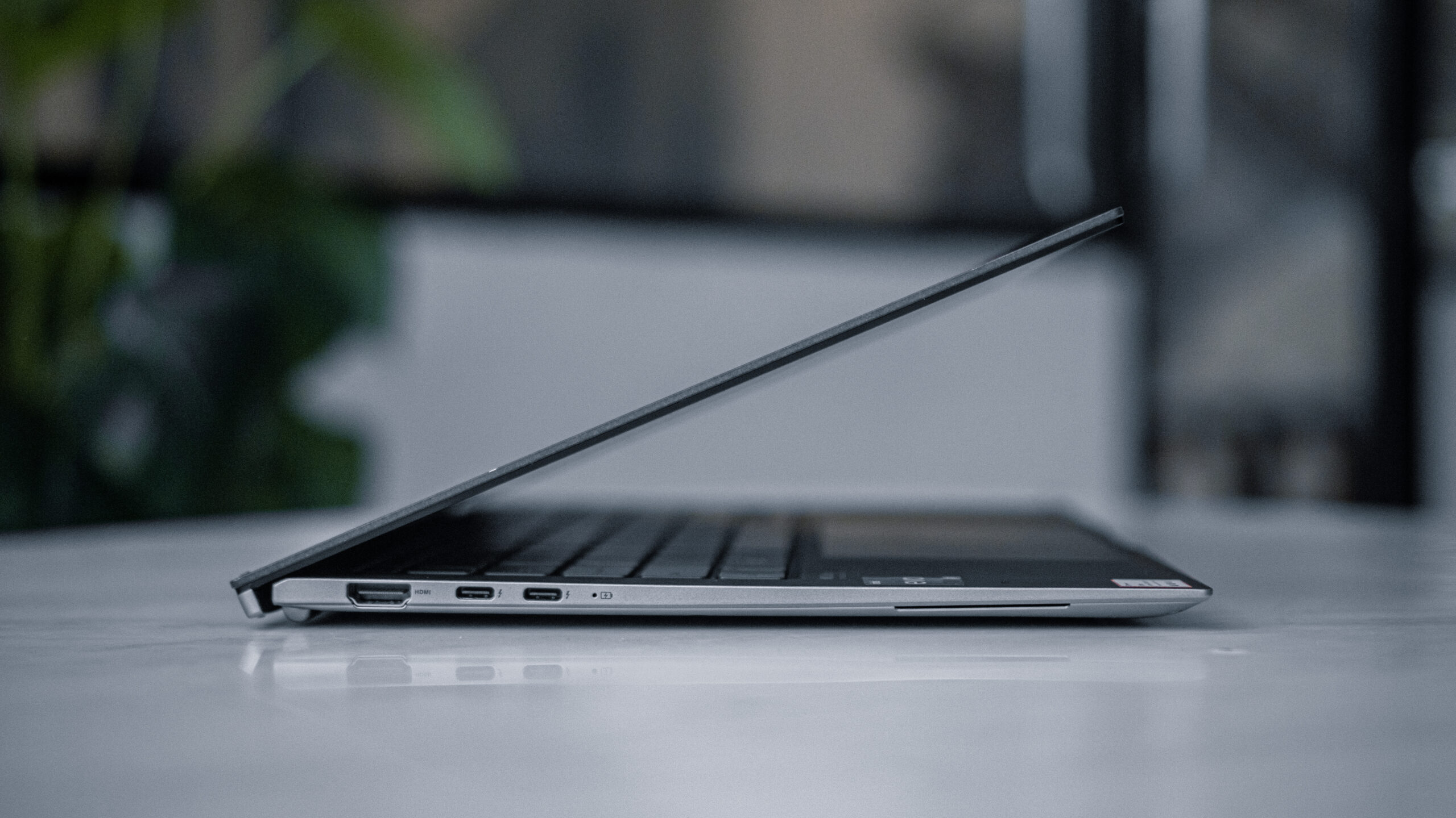 Laptop OLED 13,3-inci Paling Tipis dan Ringan